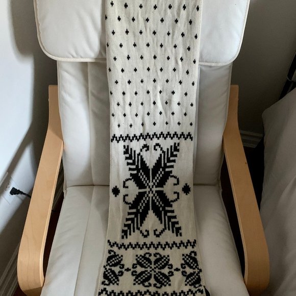 Danier Patterned Winter Scarf - Picture 3 of 3